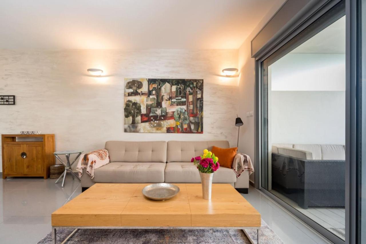 Urban Gem With Outdoor Lounge By Sea N' Rent Apartment