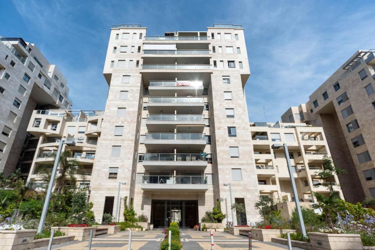 Urban Gem With Outdoor Lounge By Sea N' Rent Apartment
