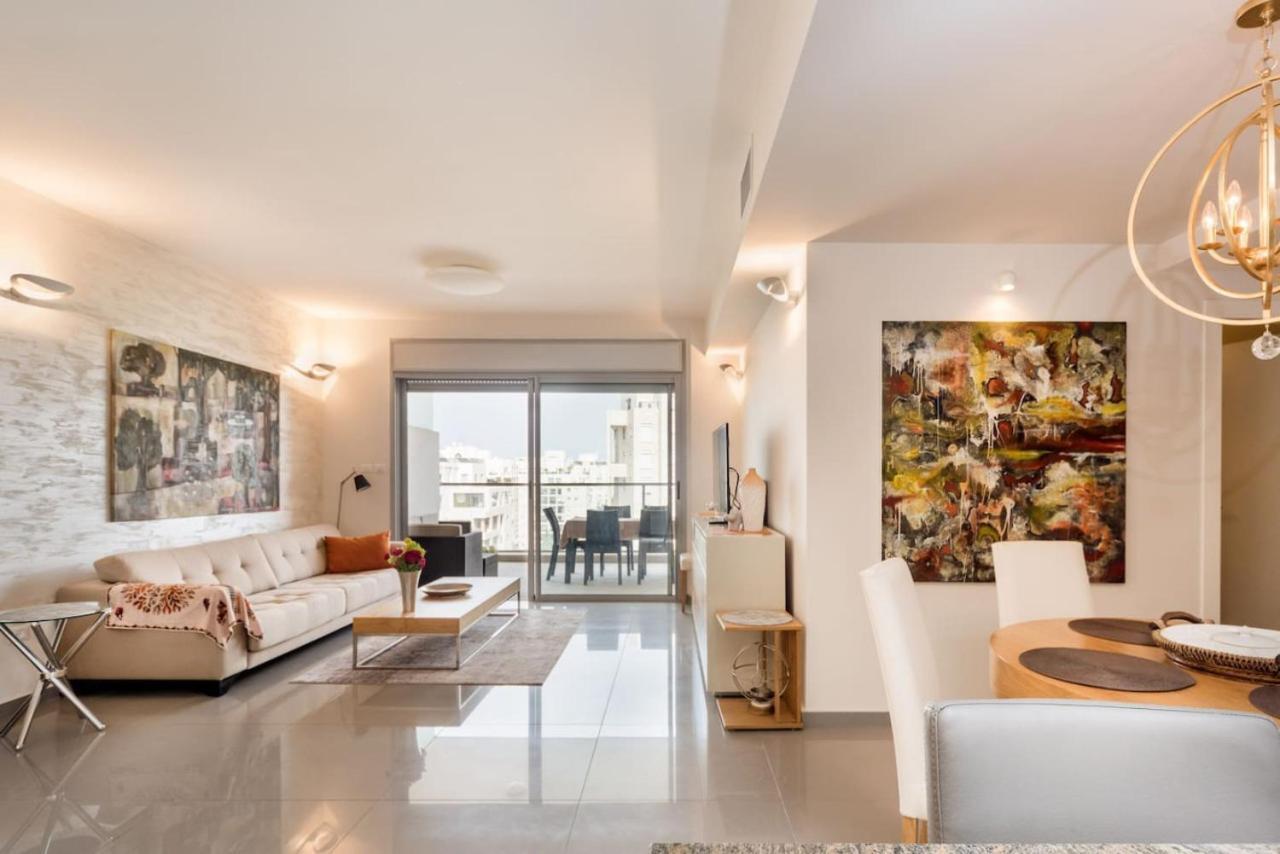 Apartment Urban Gem With Outdoor Lounge By Sea N' Rent Tel Aviv