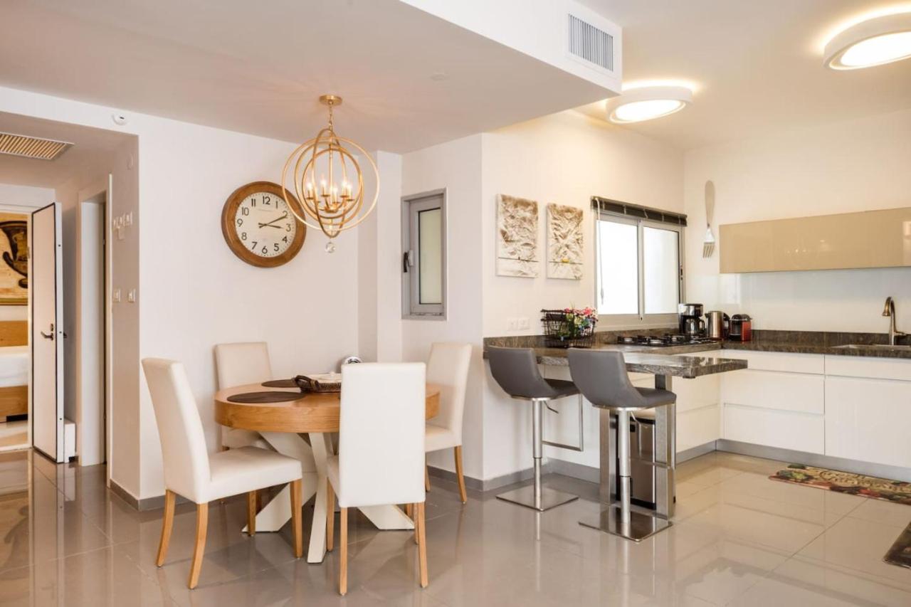 Apartment Urban Gem With Outdoor Lounge By Sea N' Rent